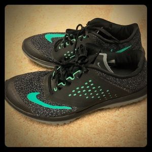 Nike tennis shoes size 9, worn only a few times